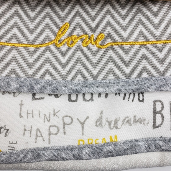 ED: Ellen Degeneres Bath Robe and 2 Hooded Towels - Picture 3 of 5